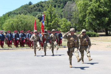 El mayor Sarayo lidera el desfile del Batallón de Infantería N°6 Chacabuco Firma II División Motorizada del Ejército de Chile