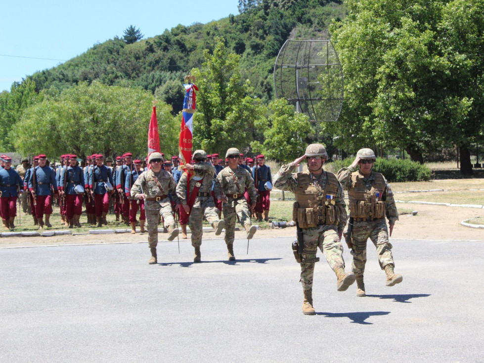 El mayor Sarayo lidera el desfile del Batallón de Infantería N°6 Chacabuco Firma II División Motorizada del Ejército de Chile