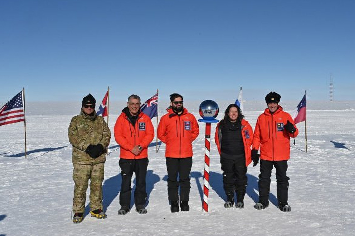 General Javier Iturriaga general Hugo Rodru00edguez ministra Maya Fernu00e1ndez presidente Gabriel Boric y almirante Juan Andru00e9s De la Maza en el Polo Sur Firma Armada de Chile