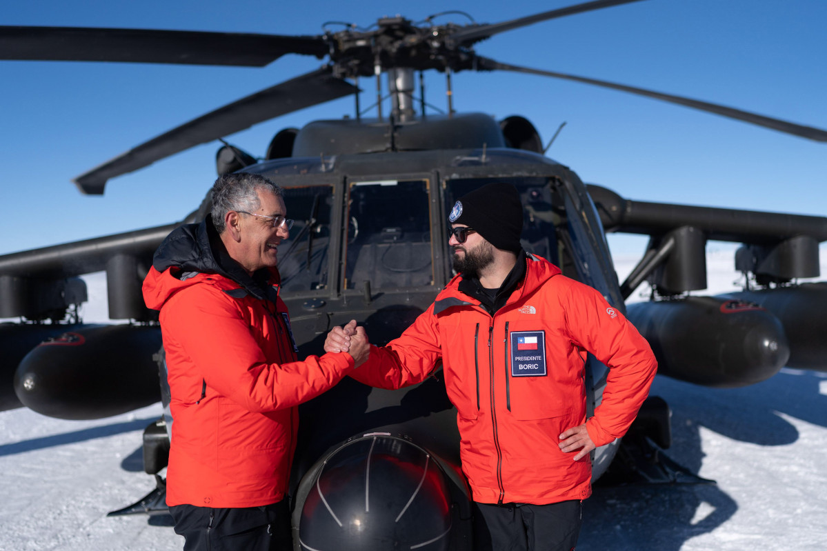 El presidente Gsbriel Boric estrecha la mano del comandante en jefe de la FACh general del aire Hugo Rodríguez quien piloteó uno de los helicópteros Black Hawk al Polo Sur Firma Prensa Presidencia 