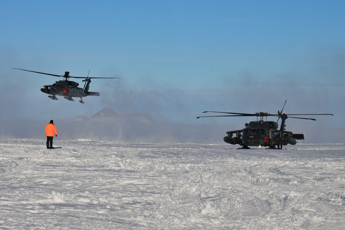 Helicu00f3pteros Sikorsky MH 60M del Grupo de Aviaciu00f3n Nu00b09 operando en la Antu00e1rtica Firma FACh