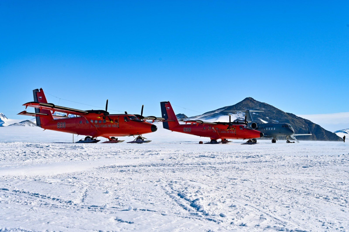 Aeronaves DHC 6 Twin Otter y MH 60M Black Hawk en la Estación Polar Científica Conjunta Glaciar Unión Firma FACh