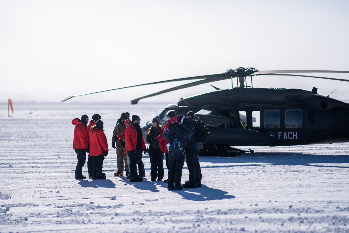 El presidente Gabriel Boric junto a un helicu00f3ptero MH 60M Black Hawk en la base antu00e1rtica Amundsen Scott Firma FACh