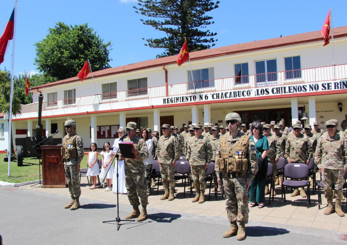 Lectura de decreto de nombramiento de nuevo comandante en una de las unidades del Regimiento de Infanteru00eda Nu00b06 Chacabuco Firma II Divisiu00f3n Motorizada del Eju00e9rcito de Chile