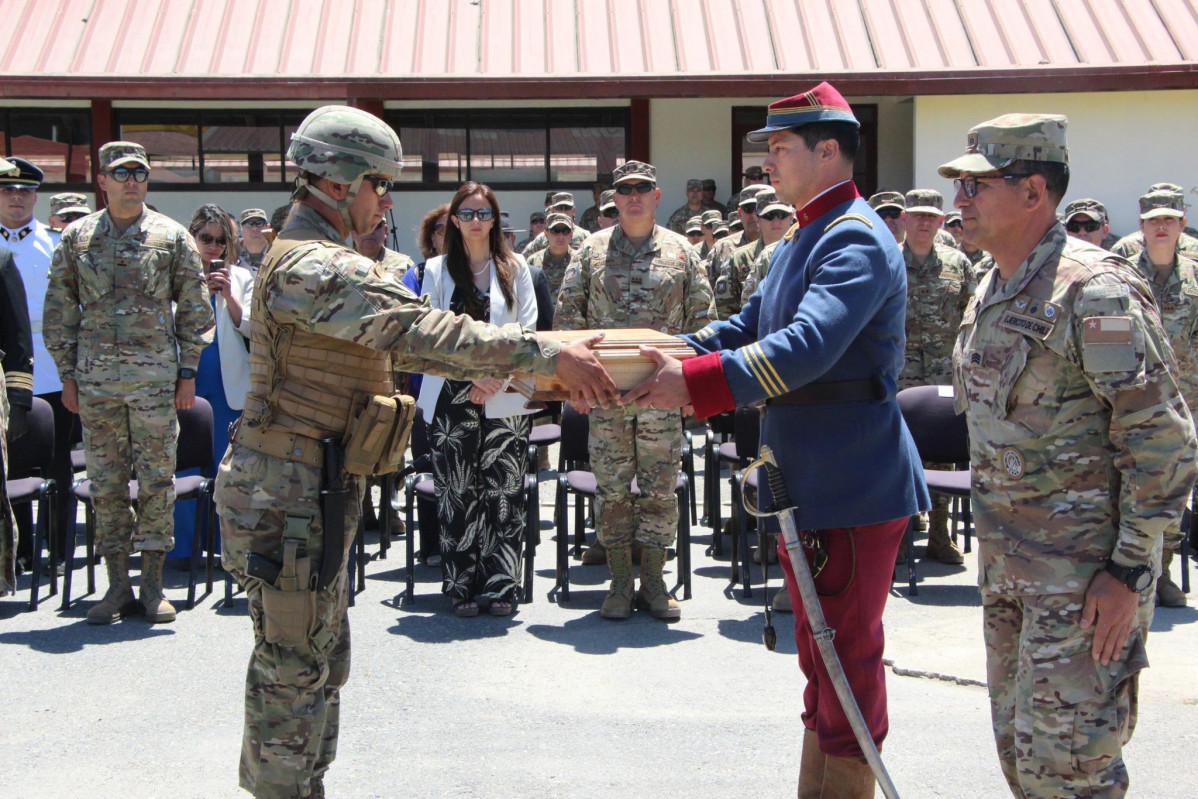 El comandante saliente del Batallu00f3n de Infanteru00eda Nu00b06 Chacabuco recibe el gallardete de mando que lo acompau00f1o en su gestiu00f3n al frente de la unidad Firma II Divisiu00f3n Motorizada del Eju00e9rcito de Chile