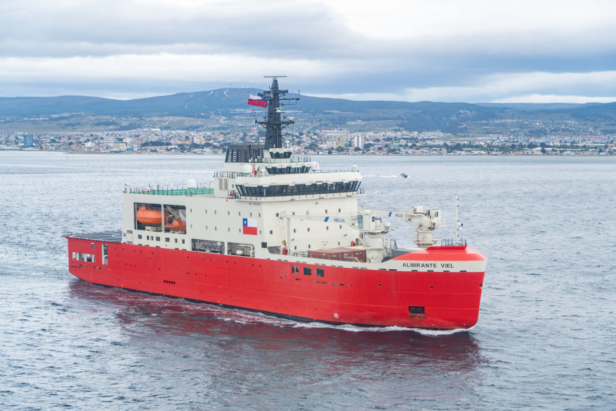 El rompehielos AGB 46 Almirante Viel en la bahía de Punta Arenas Firma Armada de Chile