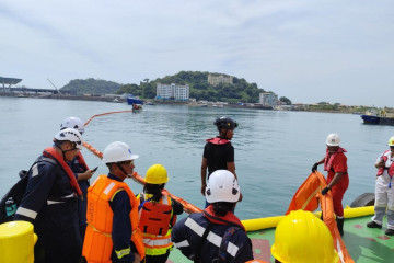 Los alumnos del curso de Operador de Primera Respuesta OPRC Nivel 1 en una actividad práctica de despliegue de barreras de contención y material de recuperación de hidrocarburos Firma Armada de Chi