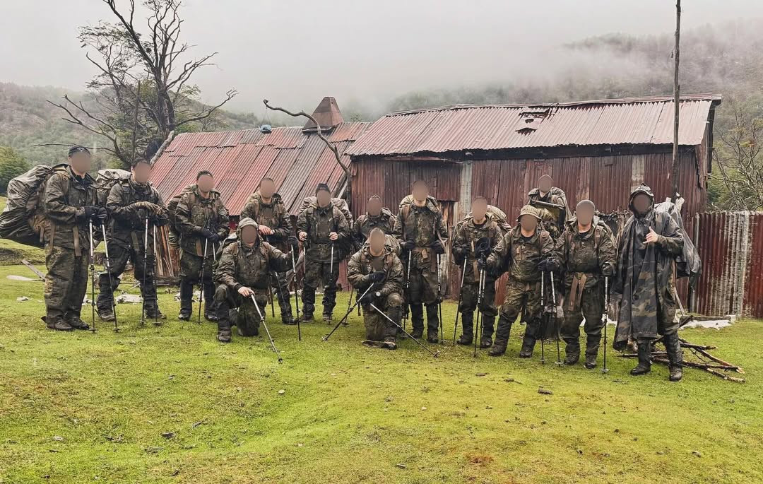 Integrantes de la Agrupaciu00f3n Especial de Montau00f1a y la Agrupaciu00f3n de Comandos Lientur que participaron en el ejercicio de reconocimiento en la Cordillera Darwin Firma Cazador Andino Chile