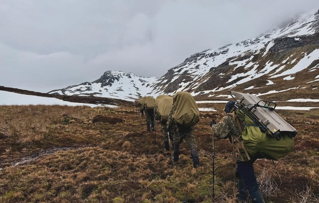 El personal de la Agrem y Agrucom Lientur avanzando por la Cordillera Darwin Firma Cazador Andino Chile