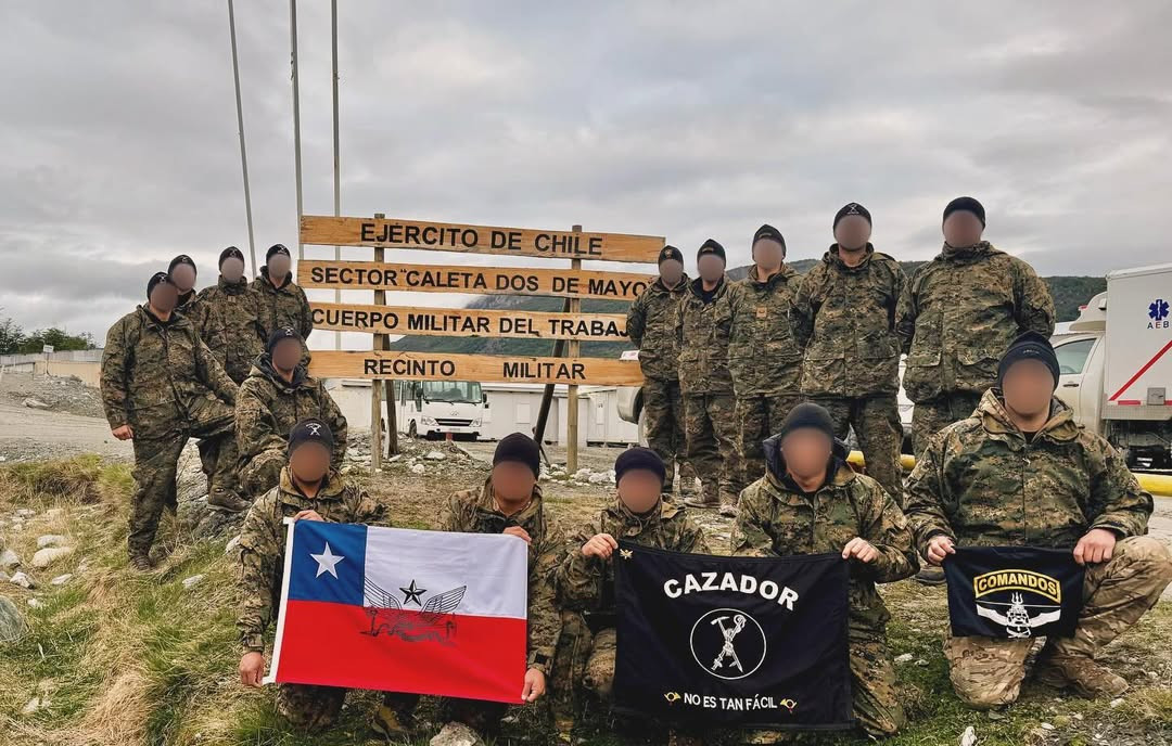 Operadores de la Agrupaciu00f3n Especial de Montau00f1a y Agrupaciu00f3n de Comandos Lientur en Caleta 2 de Mayo al tu00e9rmino del ejercicio en la Cordillera Darwin en la Isla Grande de Tierra del Fuego Firma Cazador Andino Chilen