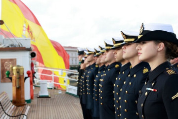 La princesa Leonor en formación en la cubierta del Buque Escuela Juan Sebastián de Elcano.