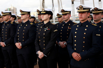 La Princesa en la formación en cubierta, junto al resto de guardamarinas