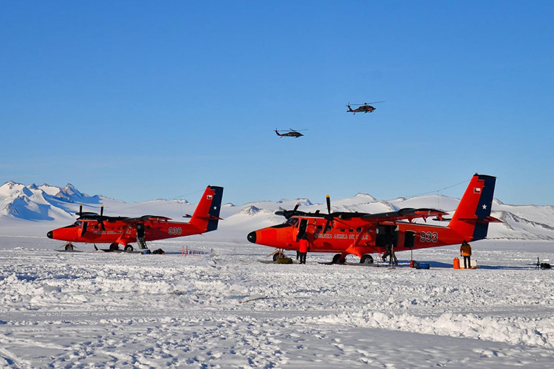 Aviones DHC 6 Twin Otter del Grupo de Aviaciu00f3n Nu00b0 6  y helicu00f3pteros Sikorsky MH 60M Black Hawk en la Estaciu00f3n Polar Cientu00edfica Conjunta Glaciar Uniu00f3n Firma FACh