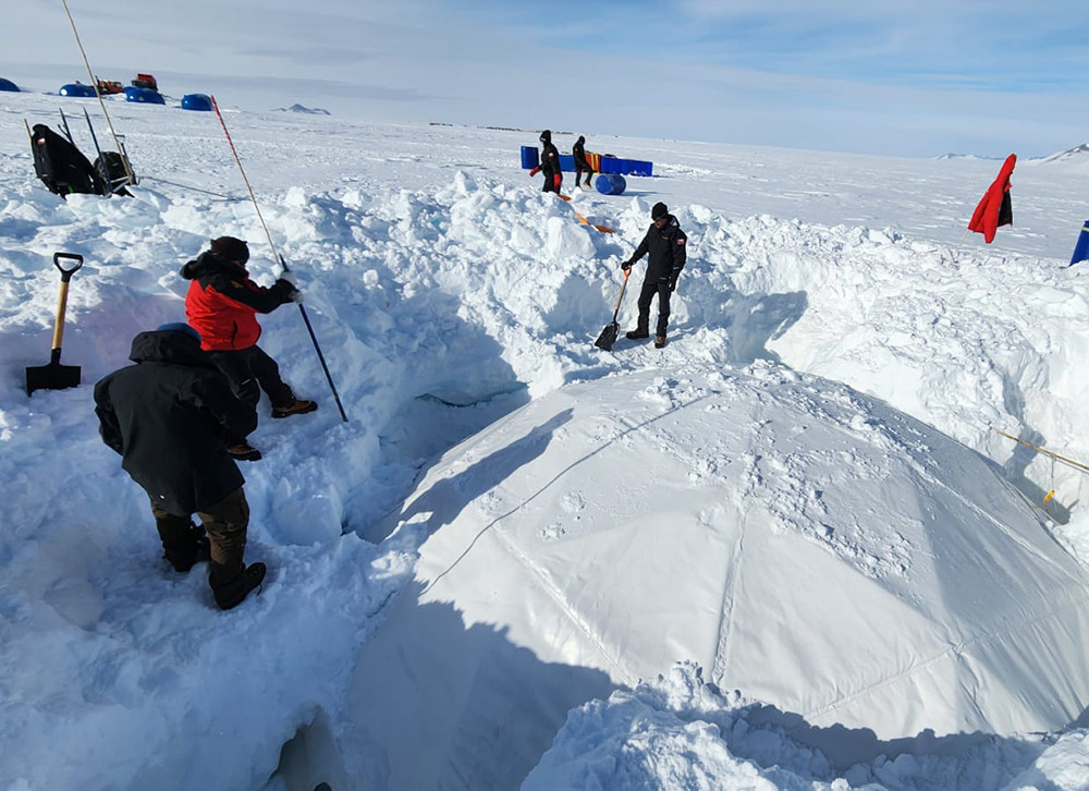 Dotaciu00f3n de avanzada en labores de desenterrado y habilitaciu00f3n de mu00f3dulos para la Estaciu00f3n Polar Cientu00edfica Conjunta Glaciar Uniu00f3n Firma FACh