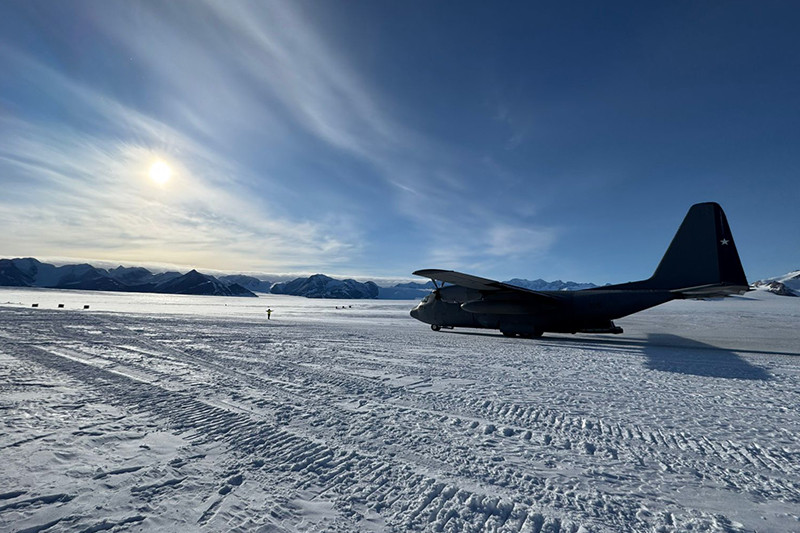 Aviu00f3n de apoyo al combate C 130H Hercules operando en la pista de la Estaciu00f3n Polar Cientu00edfica Conjunta Glaciar Uniu00f3n Firma FACh