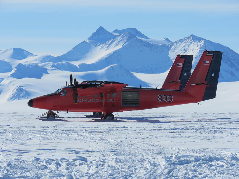 Aviones DHC 6 Twin Otter del Grupo de Aviaciu00f3n Nu00b0 6 en la psta de la Estaciu00f3n Polar Cientu00edfica Conjunta Glaciar Uniu00f3n Firma FACh