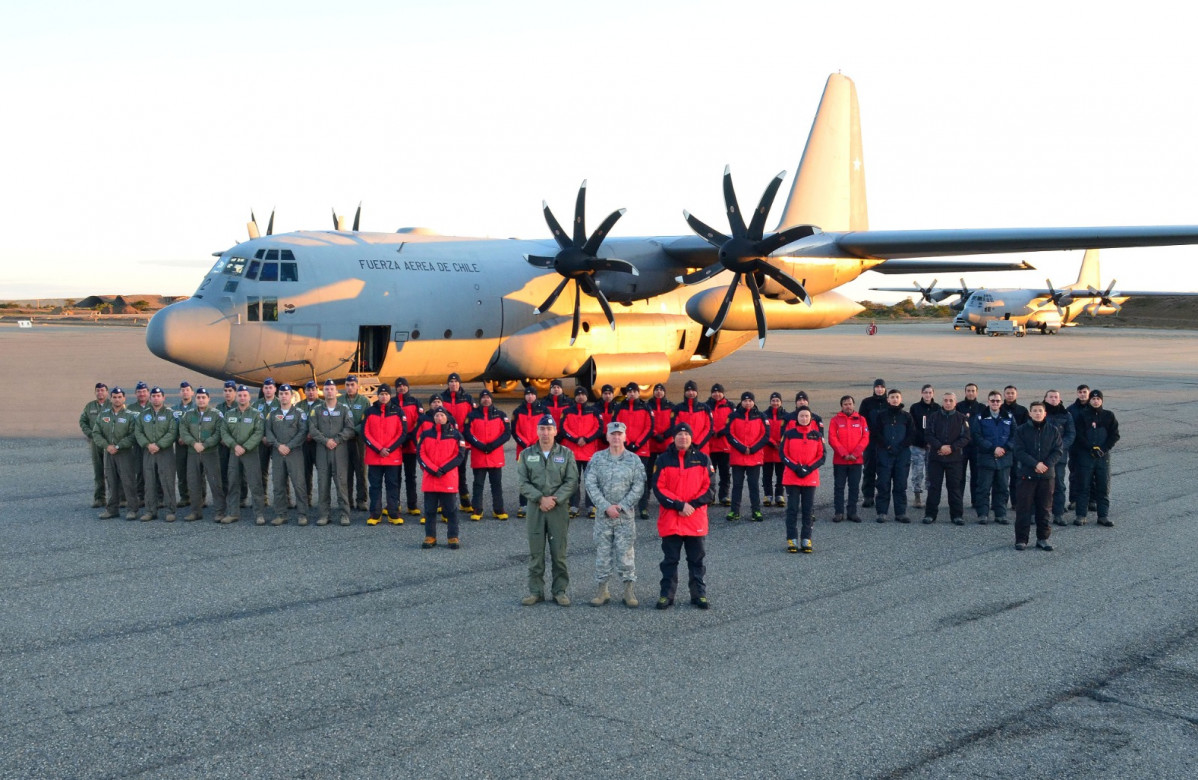 Integrantes de la operaciu00f3n Estrella Polar III y Estaciu00f3n Cientu00edfica Conjunta Glaciar Uniu00f3n junto al comandante de la IV Brigada Au00e9rea y las tripulaciones au00e9reas de los C 130 Hercules Firma FACh