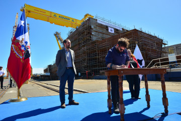 El presidente Gabriel Boric firma el decreto que autoriza la Política Nacional de Construcción Naval Continua Firma Armada de Chile