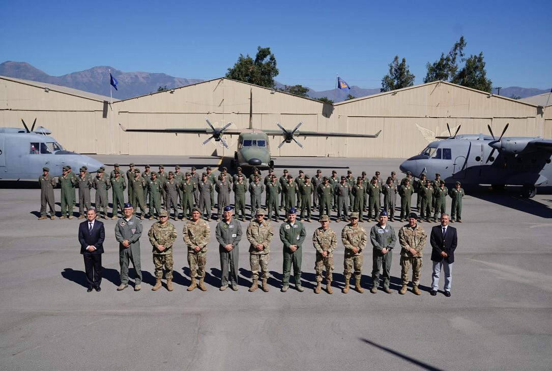 Autoridades militares y personal de la Bave en la ceremonia de entrega de los tres C 212 Aviocar Firma Eju00e9rcito de Chile