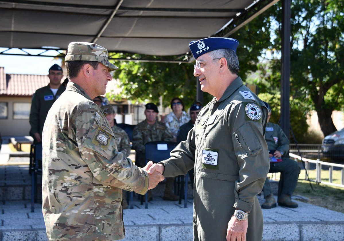 El general Javier IIturriaga saluda al general Hugo Rodru00edguez de la FACh en la ceremonia de entrega de los tres aviones C 212 Aviocar Firma Eju00e9rcito de Chile