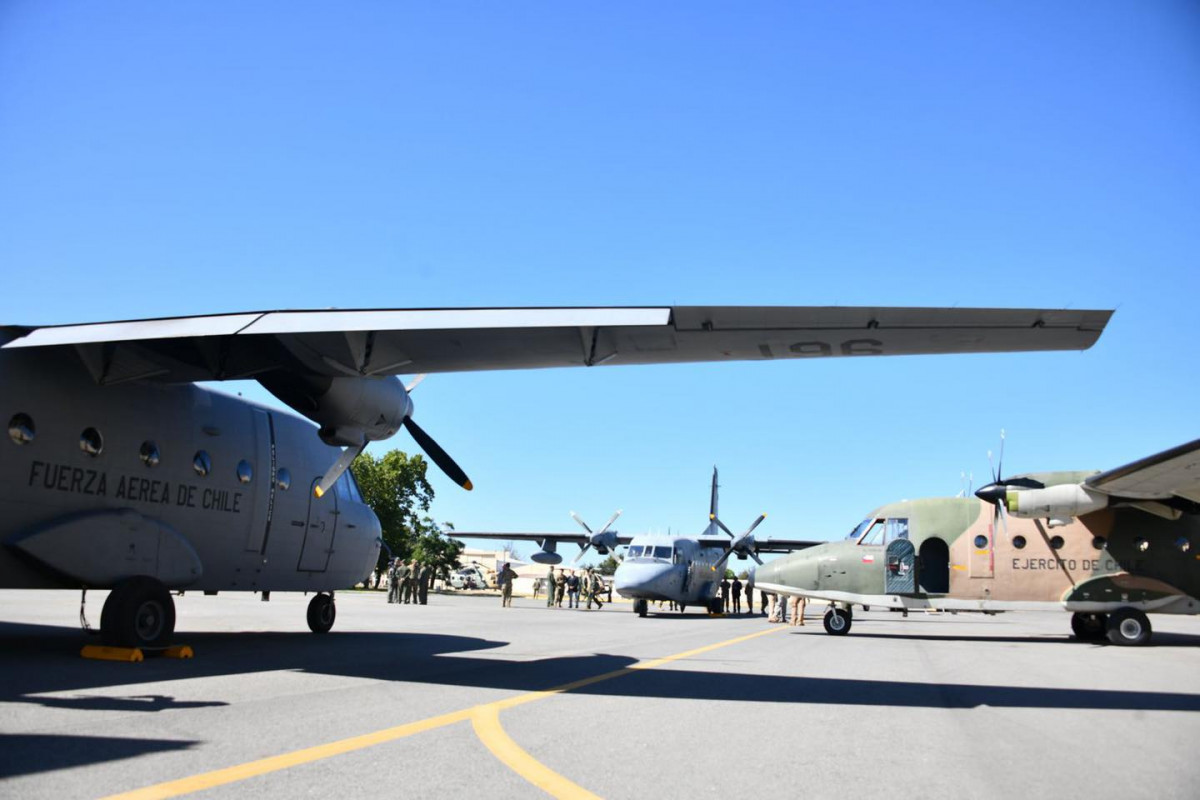 Dos de las aviones C 212 Aviocar con el esquema de pintura gris de baja visibilidad de la FACh junto a un C 212 300 de la Bave Firma Eju00e9rcito de Chile