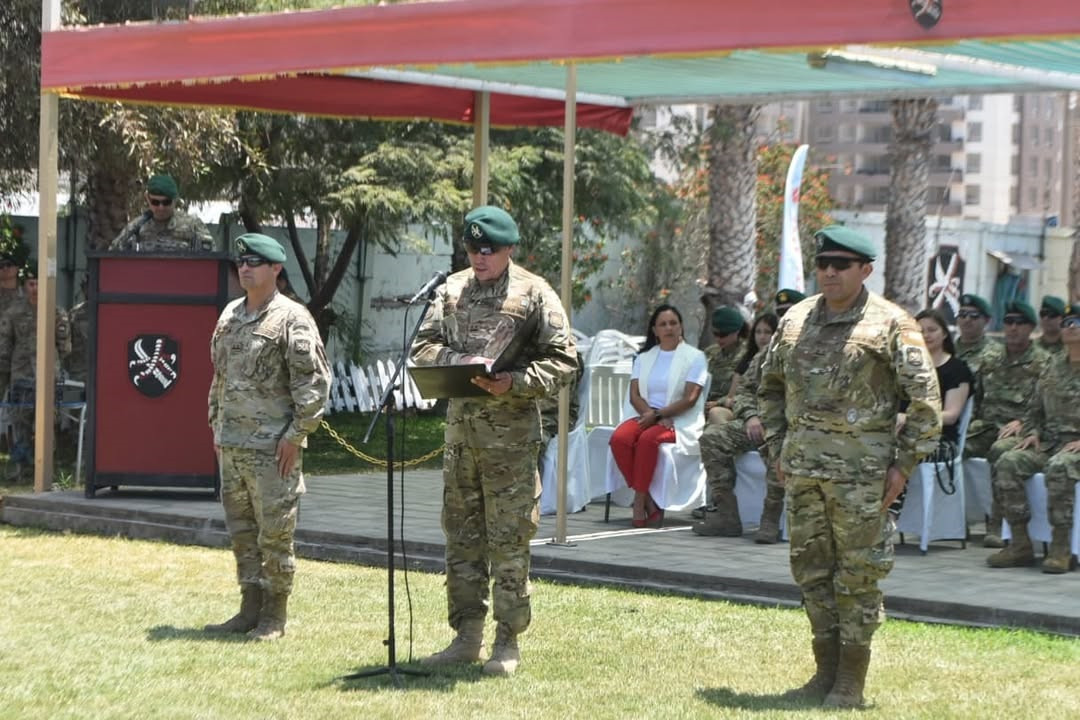 Lectura del decreto de nombramiento que designa al teniente coronel segundo comandante de la brigada Firma Brigada Motorizada Nu00b024 Huamachuco del Eju00e9rcito de Chile