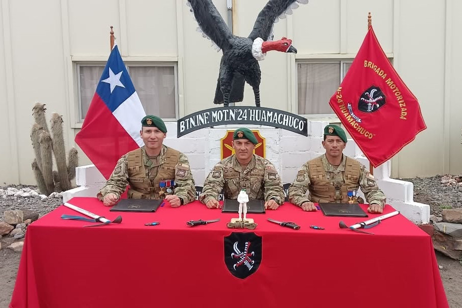 Firma de actas de cambio de mando del Batallu00f3n de Infanteru00eda Motorizado Nu00b024 Huamachuco  Foto Brigada Motorizada Nu00b024 Huamachuco del Eju00e9rcito de Chile