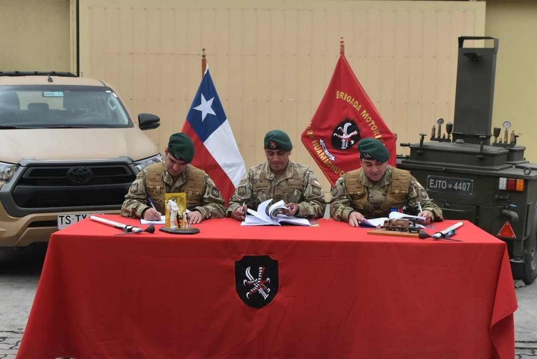 Firma de actas de cambio de mando de la Compau00f1u00eda Logu00edstica y Administrativa Foto Brigada Motorizada Nu00b024 Huamachuco del Eju00e9rcito de Chile