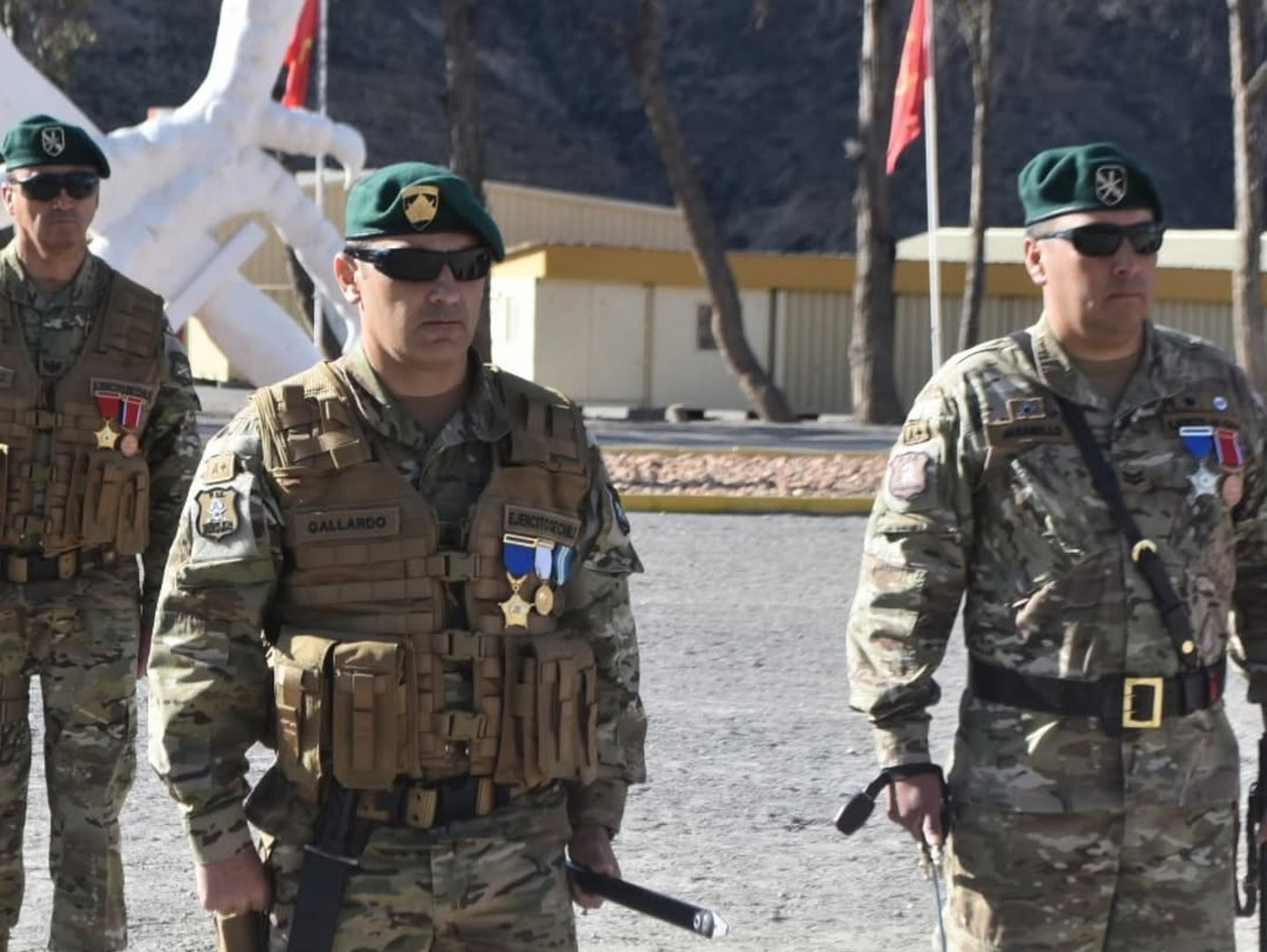 Ceremonia de cambio de mando en el Grupo de Artilleru00eda Nu00b014 Parinacota Firma Brigada Motorizada Nu00b024 Huamachuco del Eju00e9rciro de Chile