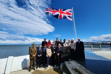 Inauguración de placa conmemorativa en honor al piloto Luis Pardo Villalón en Punta Arenas Firma Armada de Chile