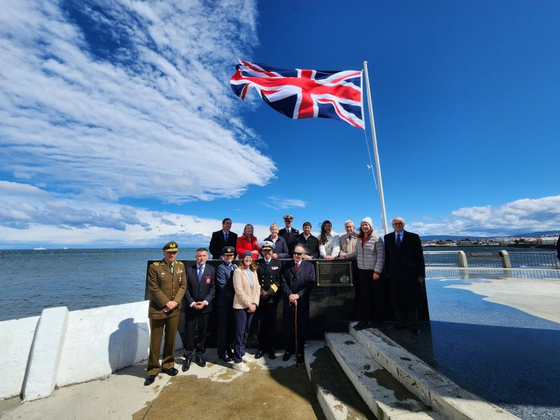 Inauguración de placa conmemorativa en honor al piloto Luis Pardo Villalón en Punta Arenas Firma Armada de Chile