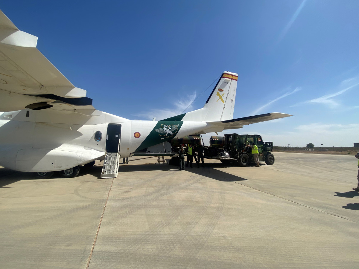 Personal de SATRA y FP del DAT Marfil descargando material del CN 235 de Guardia Civil