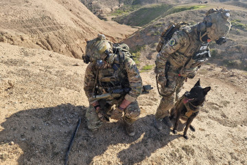 Rastreo de zona durante un ejercicio de las Fuerzas Especiales españolas en Irak