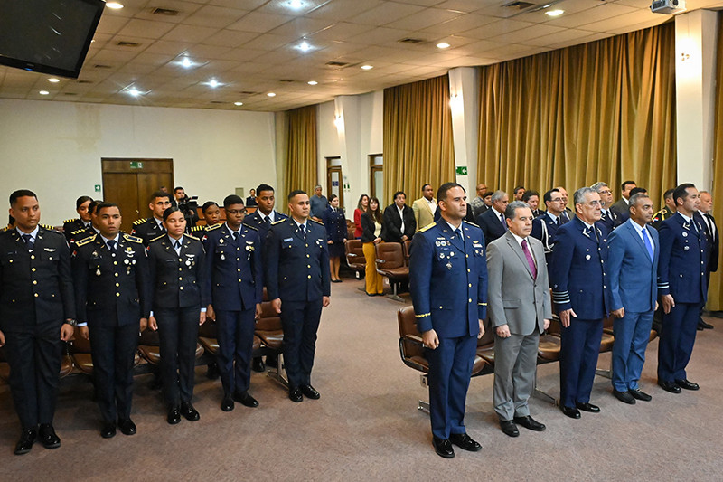 Ceremonia de graduaciu00f3n del programa de Instrucciu00f3n en Administraciu00f3n de Mantenimiento Aeronu00e1utico de Enaer Firma FACh