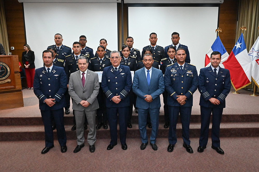 El general del aire Hugo Rodru00edguez junto a autoridades y los  graduados de  la FARD que participaron en el programa de Instrucciu00f3n de Mantenimiento Aeronu00e1utico de Enaer Firma FACh