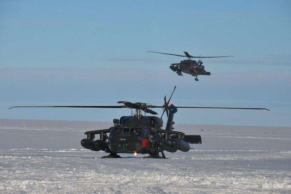 Helicópteros Sikorsky MH 60M del Grupo de Aviación N° 9 en la Antártica Firma FACh