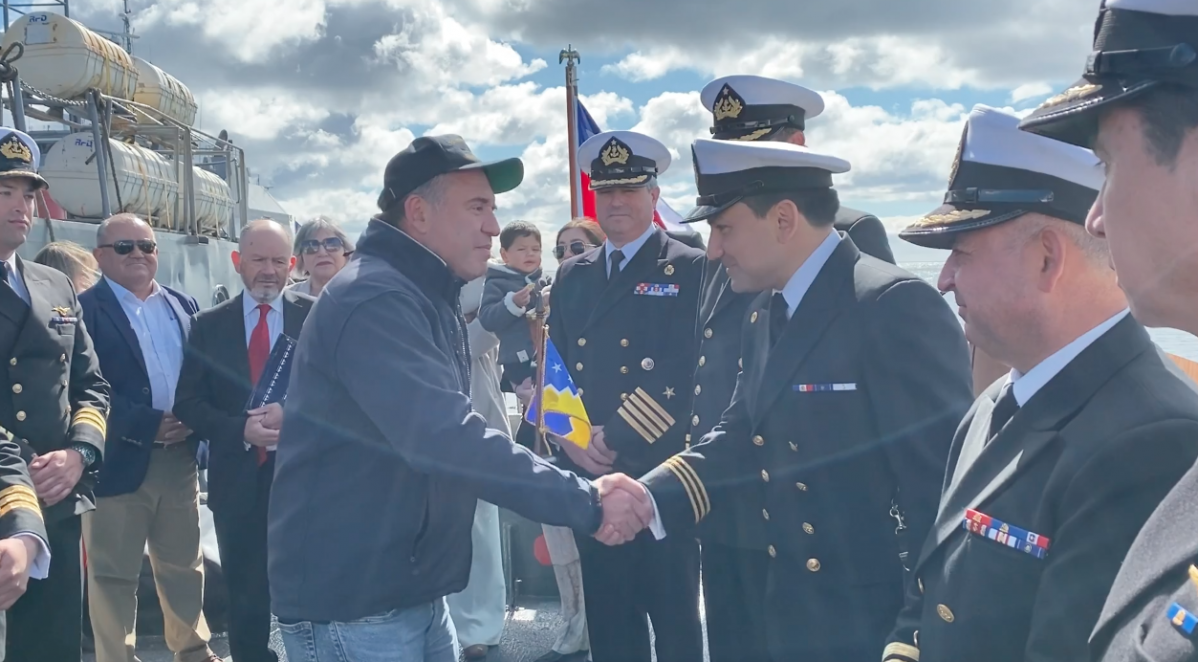 El alcalde Claudio Radonich hace entrega de un obsequio en reconocimiento a los servicio del teniente 1u00b0 Felipe Lu00edbano al mando de la LSG 1619 Punta Arenas Firma Armada de Chile