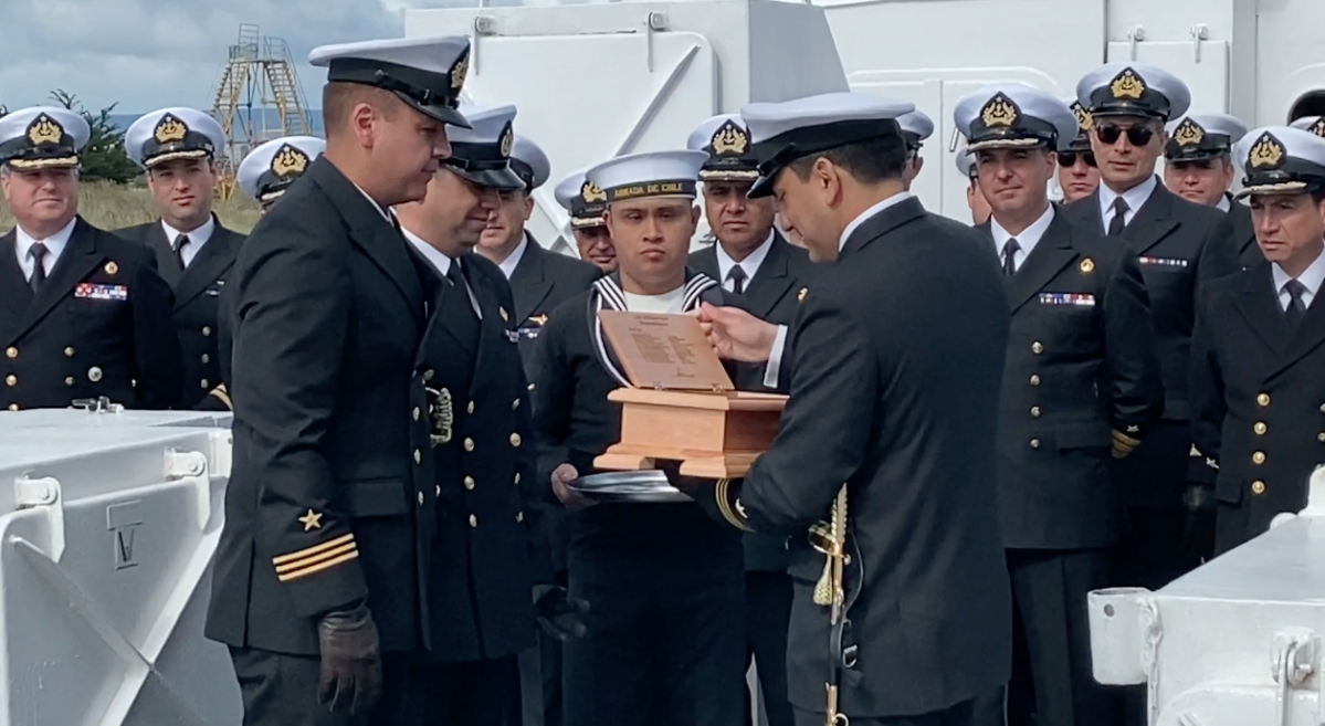 El teniente 1u00b0 Litoral Felipe Lu00edbano recibe gallardete de mando que flameu00f3 en la LSG 1619 Punta Arenas durante su gestiu00f3n Firma Armada de Chile