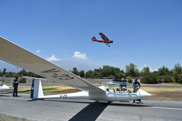 La Escuadrilla de Vuelo sin Motor opera desde el aeródromo municipal de Vitacura y cuenta con planeadores Mimvus  Janus y aeronaves remolcadoras L 19 Firma FACh