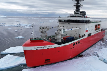 Rompehielos AGB 46 Almirante Viel en pruebas de hielo en el mar de Weddell Firma Armada de Chile