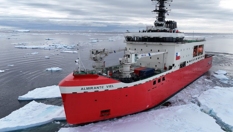 Rompehielos AGB 46 Almirante Viel en pruebas de hielo en el mar de Weddell Firma Armada de Chile