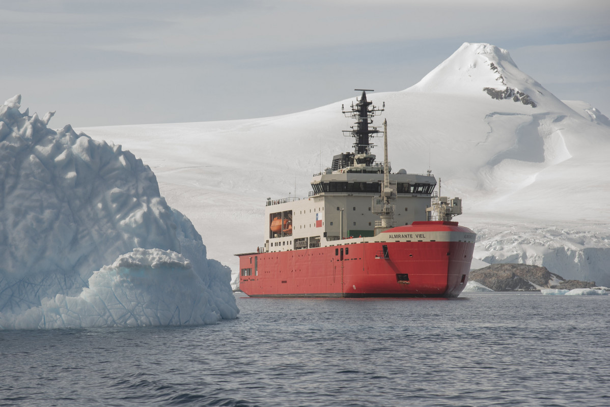 Rompehielos AGB 46 Almirante Viel navegando en aguas antu00e1rticas Firma Armada de Chile