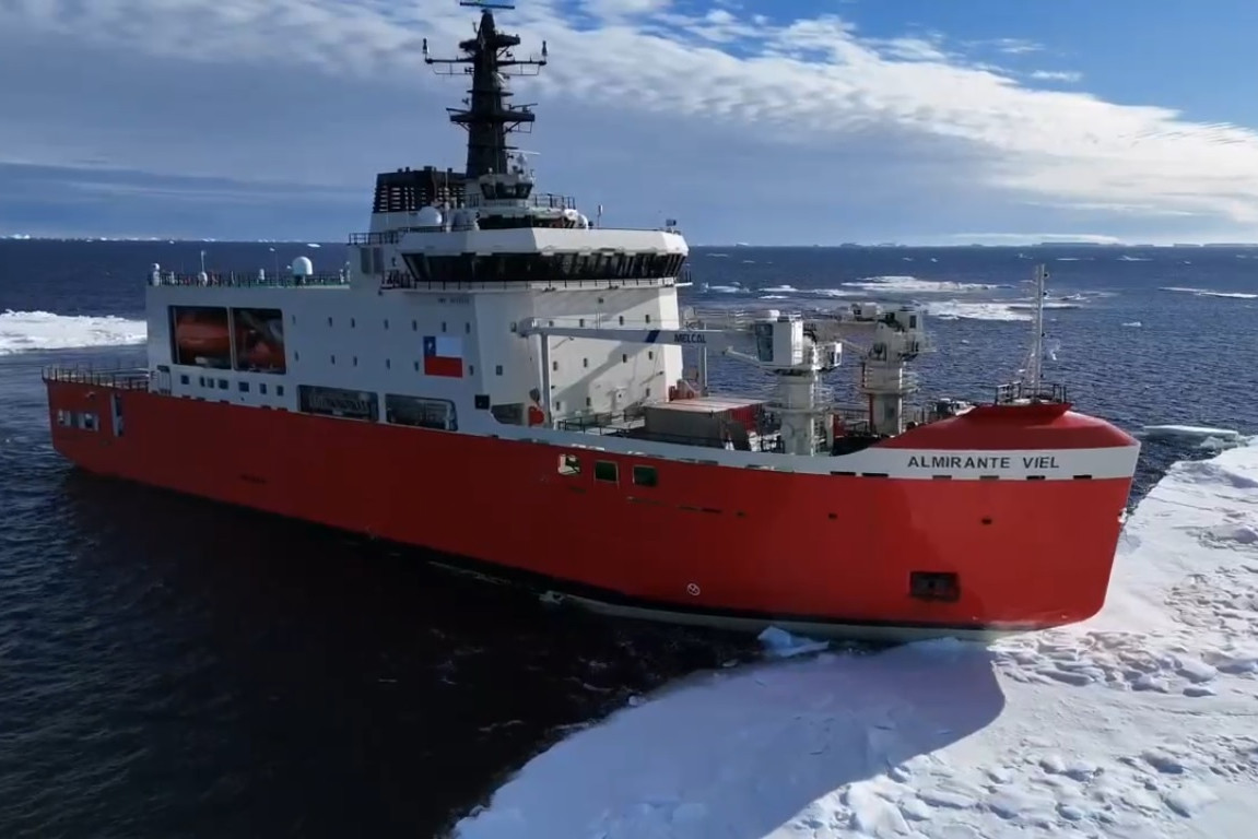 Pruebas de rompimiento de hielo del AGB 46 Almirante Viel en la Antu00e1rtica Firma Armada de Chile 002