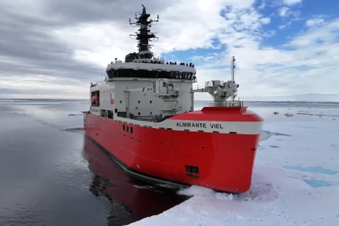 Pruebas de rompimiento de hielo del AGB 46 Almirante Viel en la Antu00e1rtica Firma Armada de Chile