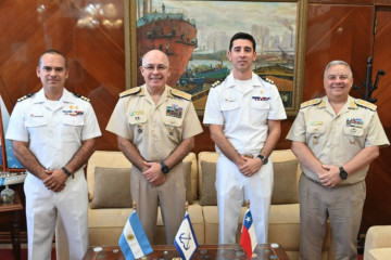 El nuevo oficial de enlace junto a su antecesor y a las máximas autoridades de la Prefectura Naval Argentina Firma Armada de Chile