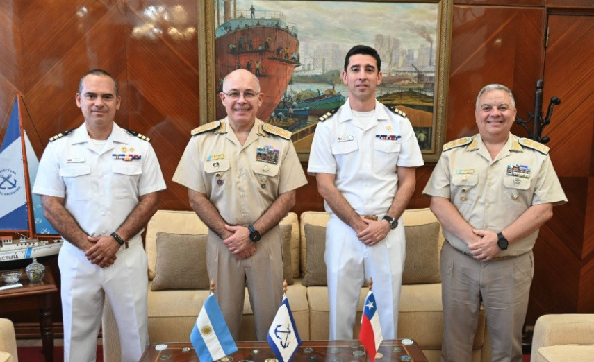 El nuevo oficial de enlace junto a su antecesor y a las máximas autoridades de la Prefectura Naval Argentina Firma Armada de Chile