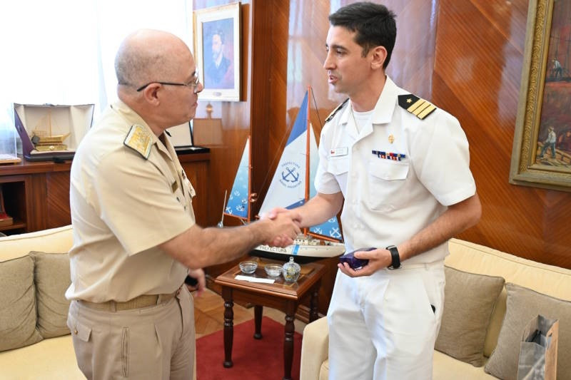 El capitu00e1n de fragata LT Alfredo Acevedo recibe el saludo del prefecto general Guillermo Gimu00e9nez Firma Armada de Chile