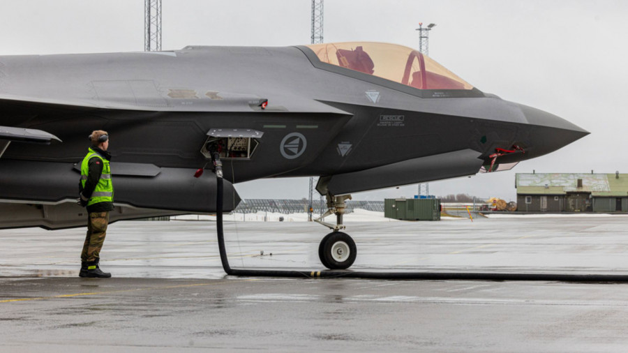 F 35 durante un repostaje con combustible SATF. Foto. Lockheed Martin