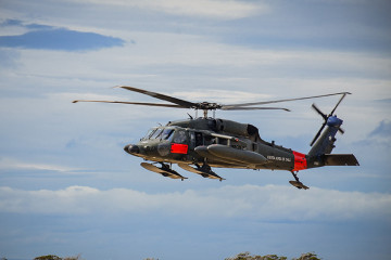 Uno de los dos helicópteros Sikorsky MH 60M Black Hawk del Grupo de Aviación N° 9 se aproxima a la base aérea Chabunco tras participar en la operación Estrella Polar III en la Antártica Firma FA