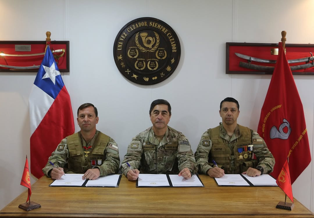 Firma de actas de cambio de mando Foto 2u00aa Brigada Acorazada Cazadores del Eju00e9rcito de Chile